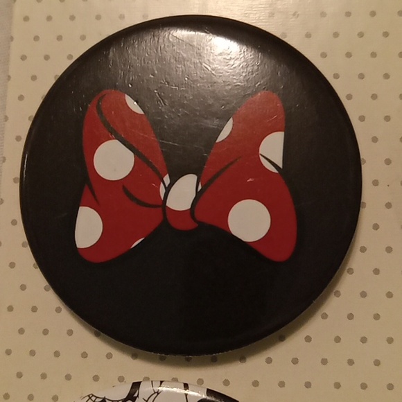 Disney Minnie Mouse button pin set - Picture 5 of 6
